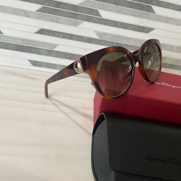 NIB SALVATORE FERRAGAMO SF1031S Ladies Sunglasses - Picture 4 of 8